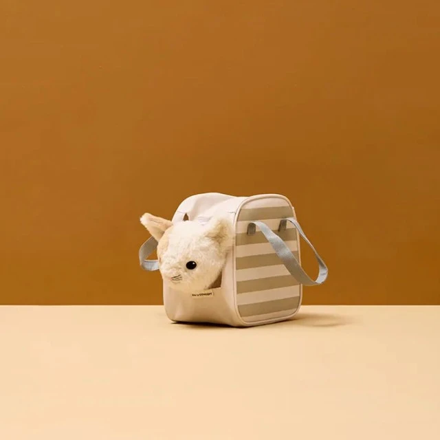 Плюшено коте в чантичка Swedish Design
Възраст: 1+