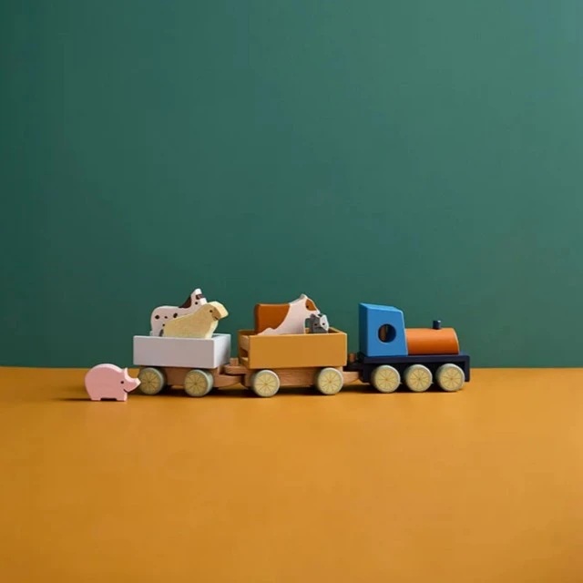 Дървено влакче с животни от фермата Swedish Design
Размер: 40х7.5х10 см
Възраст: 2+