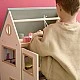 Дървена къща за кукли с мебели Swedish Design
Възраст: 2+
Размер: 45x26x61 см