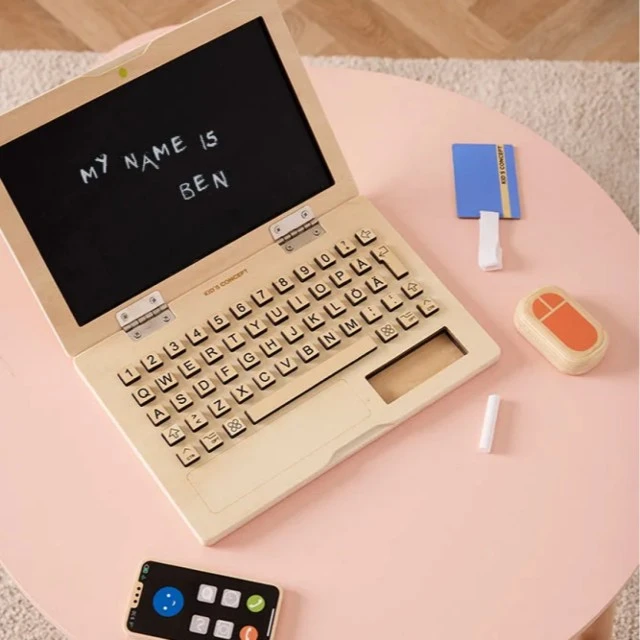 Компютърен комплект за игра Swedish Design
Възраст: 3+
Размер: 28.5х19х2.5 см