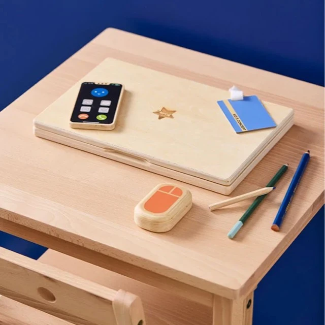 Компютърен комплект за игра Swedish Design
Възраст: 3+
Размер: 28.5х19х2.5 см