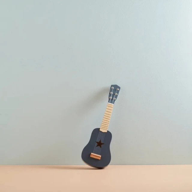 Дървена китара за малка рокзвезда Swedish Design
Възраст: 3+
Размер: 18х5х53.5 см