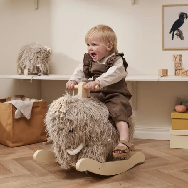 Люлееща се играчка Мамут Swedish Design
Възраст: 1+
Размер: 60х30х47см