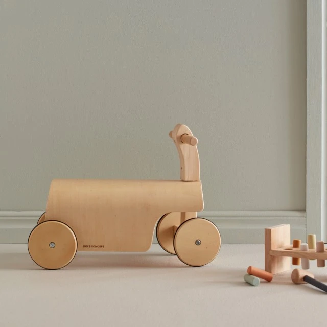 Дървена количка за малки състезатели Swedish Design
Възраст: 1+