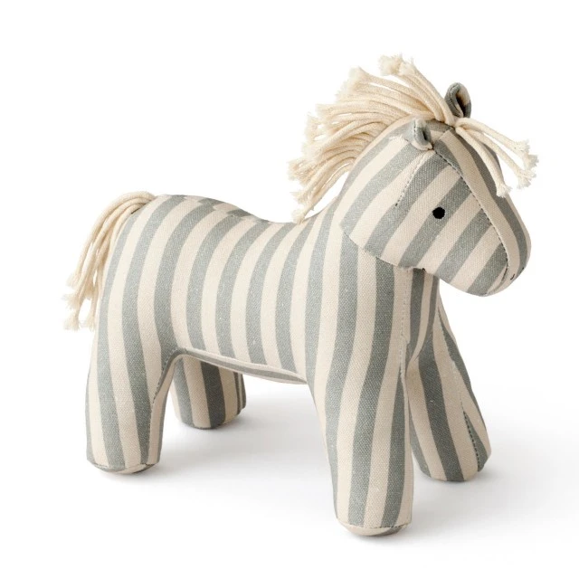 Плюшена играчка Кончето Сам Swedish Design
Възраст: 0+