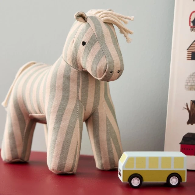 Плюшена играчка Кончето Сам Swedish Design
Възраст: 0+