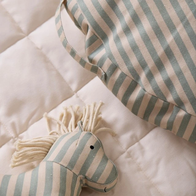 Плюшена играчка Кончето Сам Swedish Design
Възраст: 0+