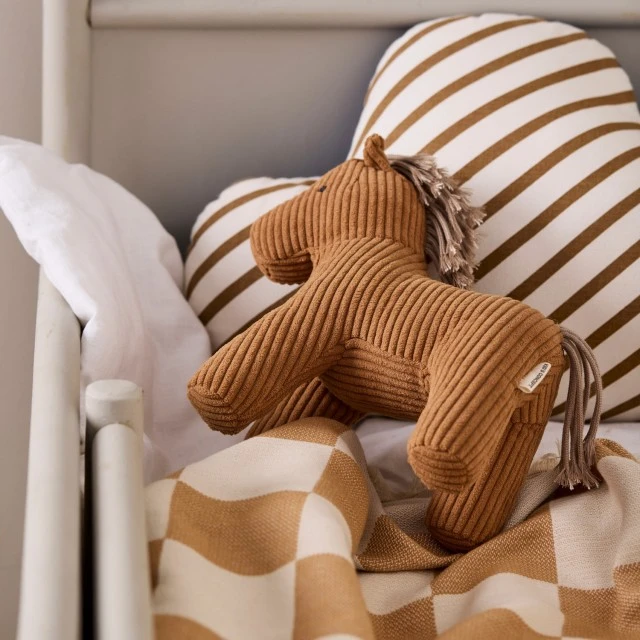 Плюшена играчка Кончето Вера Swedish Design
Възраст: 0+