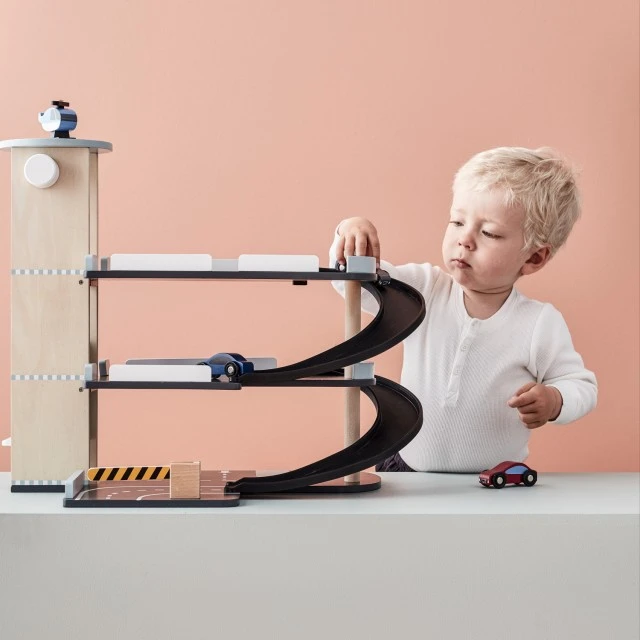 Дървен гараж с коли и хеликоптер Swedish Design
Възраст: 3+
Размер: 52х31х45 см