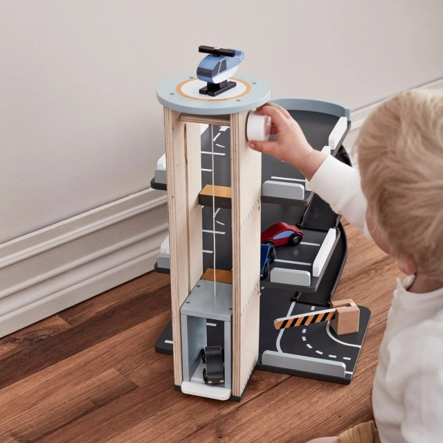 Дървен гараж с коли и хеликоптер Swedish Design
Възраст: 3+
Размер: 52х31х45 см