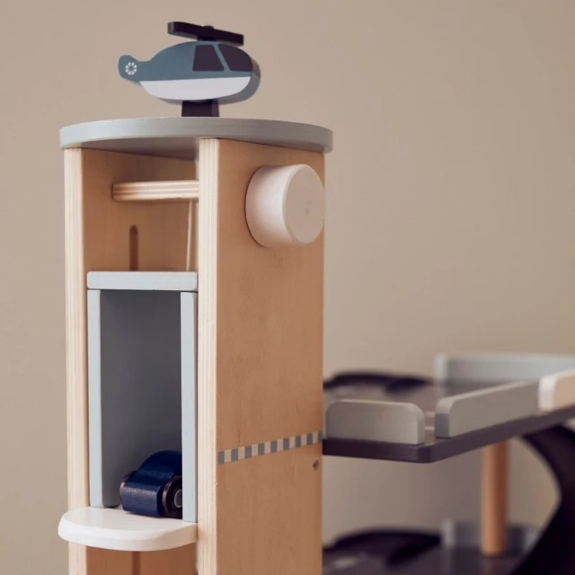 Дървен гараж с коли и хеликоптер Swedish Design
Възраст: 3+
Размер: 52х31х45 см