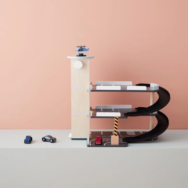 Дървен гараж с коли и хеликоптер Swedish Design
Възраст: 3+
Размер: 52х31х45 см