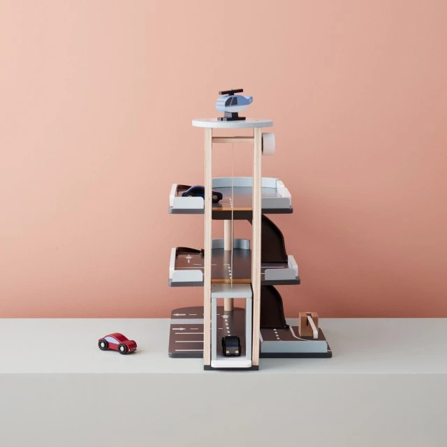 Дървен гараж с коли и хеликоптер Swedish Design
Възраст: 3+
Размер: 52х31х45 см
