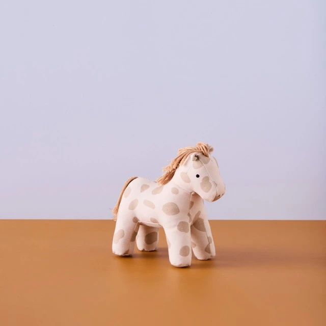Плюшена играчка Кончето Доти Swedish Design
Възраст: 0+