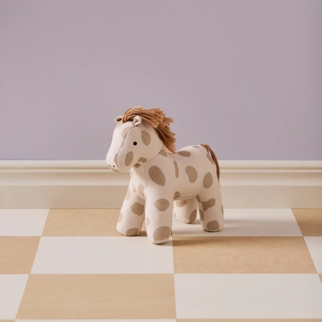 Плюшена играчка Кончето Доти Swedish Design
Възраст: 0+