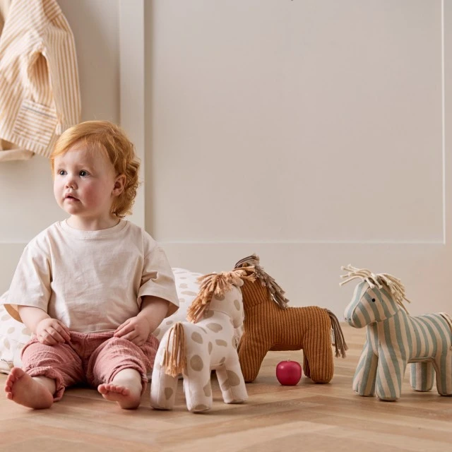 Плюшена играчка Кончето Доти Swedish Design
Възраст: 0+