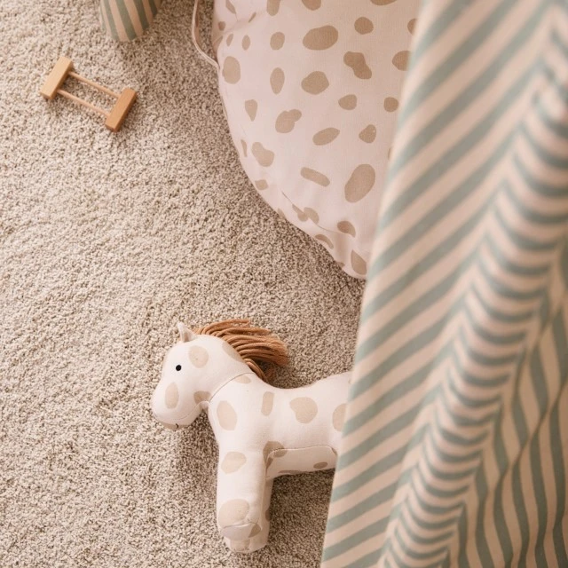 Плюшена играчка Кончето Доти Swedish Design
Възраст: 0+
