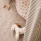 Плюшена играчка Кончето Доти Swedish Design
Възраст: 0+