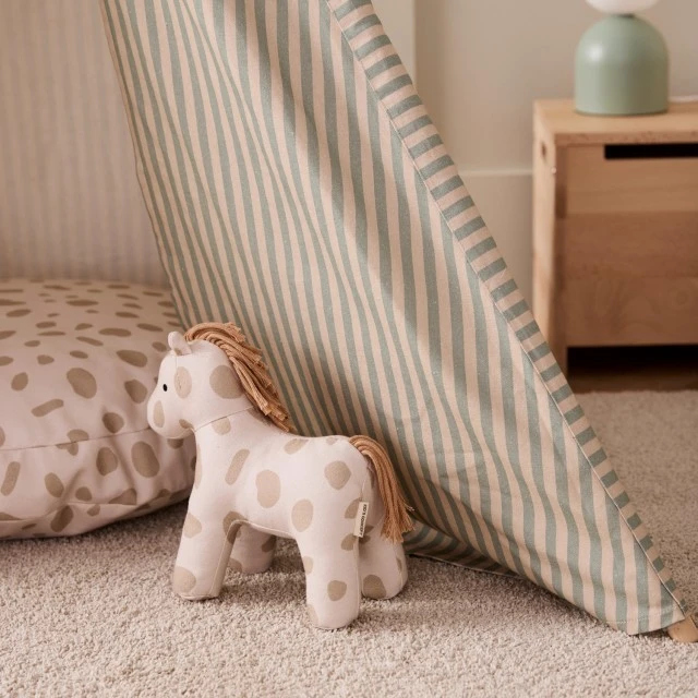 Плюшена играчка Кончето Доти Swedish Design
Възраст: 0+