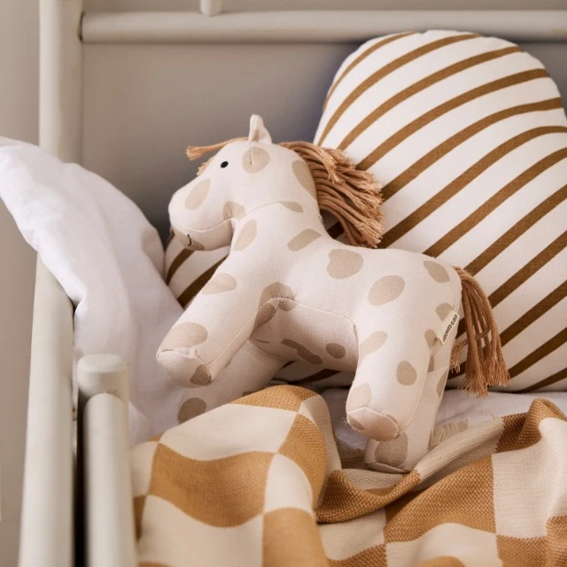 Плюшена играчка Кончето Доти Swedish Design
Възраст: 0+