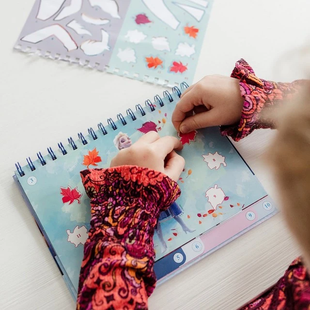 Творчески комплект Frozen, Книжка за оцветяване и стикери 2в1