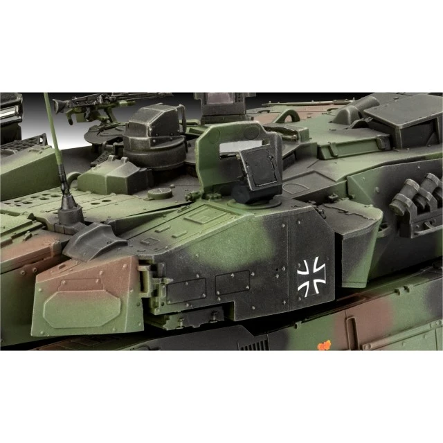 Assembly model, Revell, Leopard 2A7A1 Tank, 250 parts
