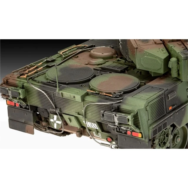 Assembly model, Revell, Leopard 2A7A1 Tank, 250 parts