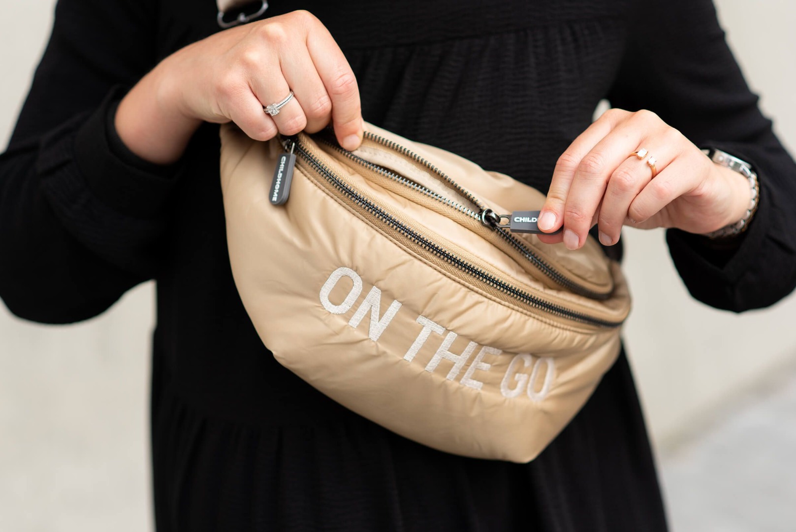 Чанта за кръста banana bag on the go hip bag - бежов шушляк