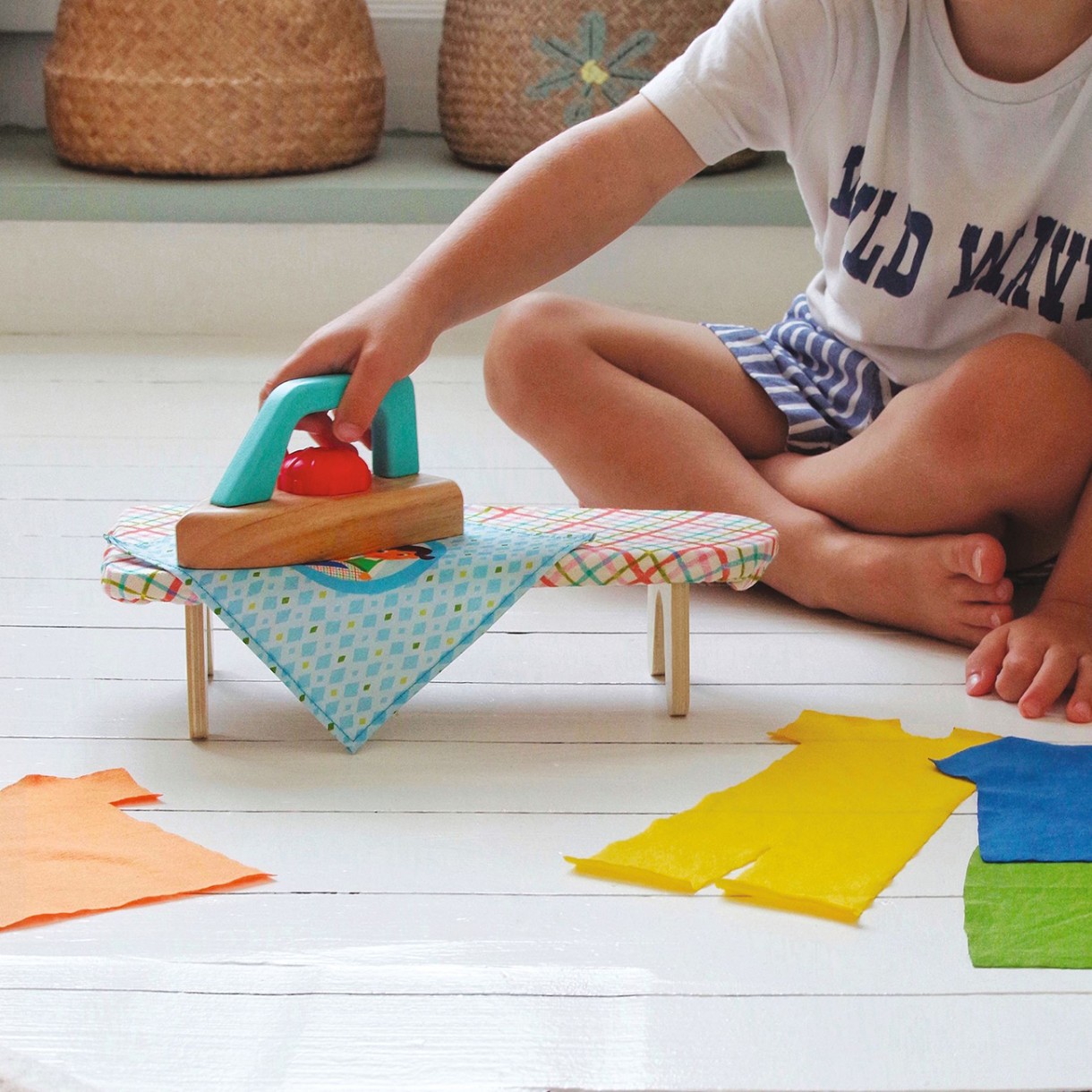 Играчка дървена маса за гладене с ютия