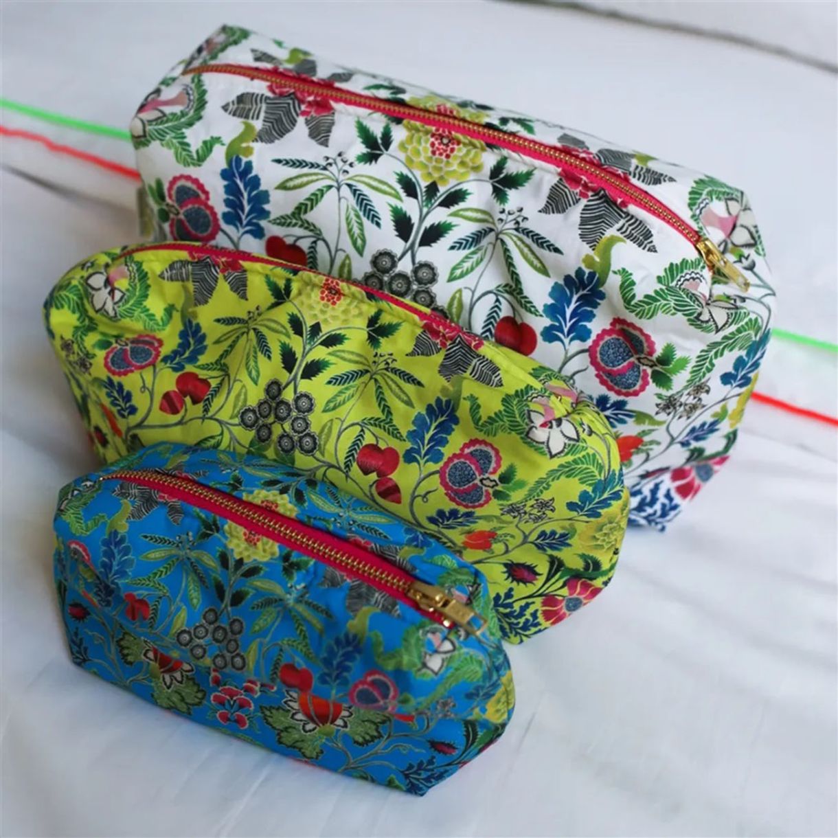 Toiletry bag Brocart decoratief 24cm Color yellow