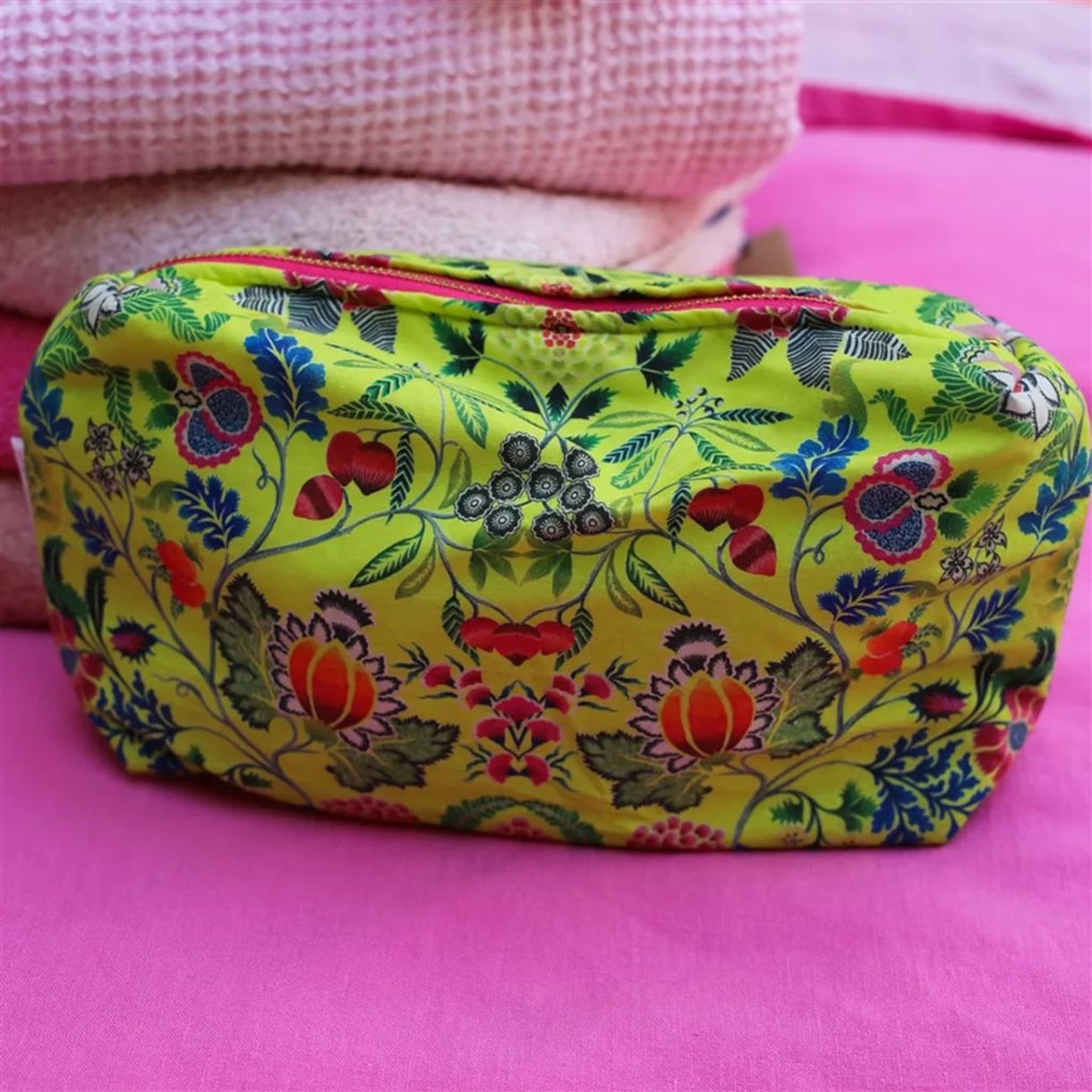 Toiletry bag Brocart decoratief 24cm Color yellow