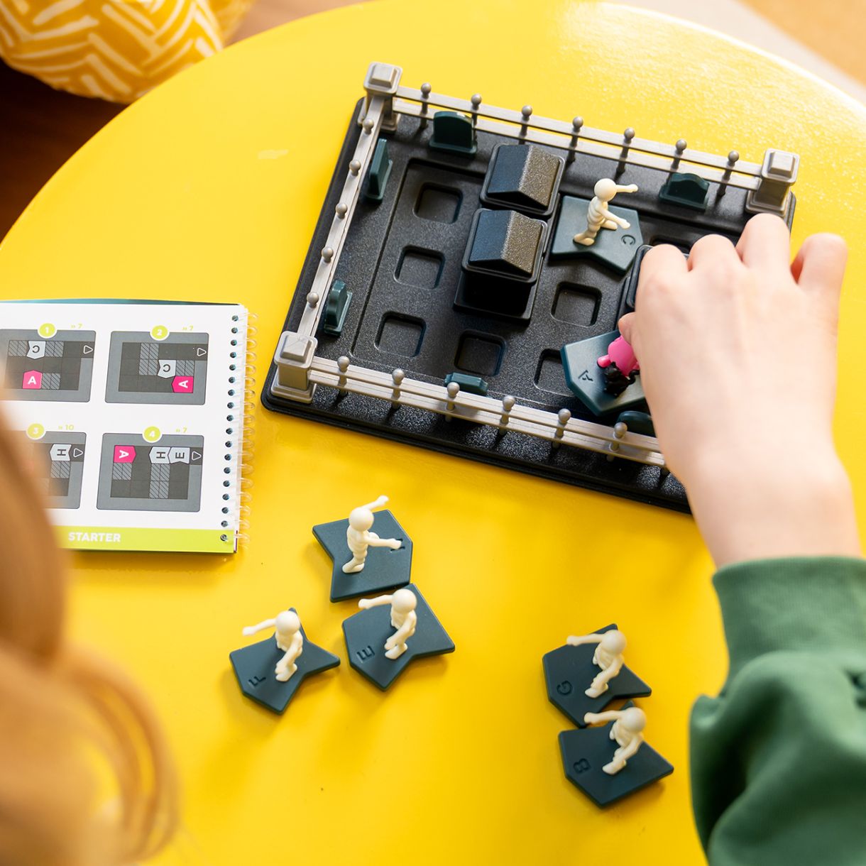 Logic game escape from ghosts