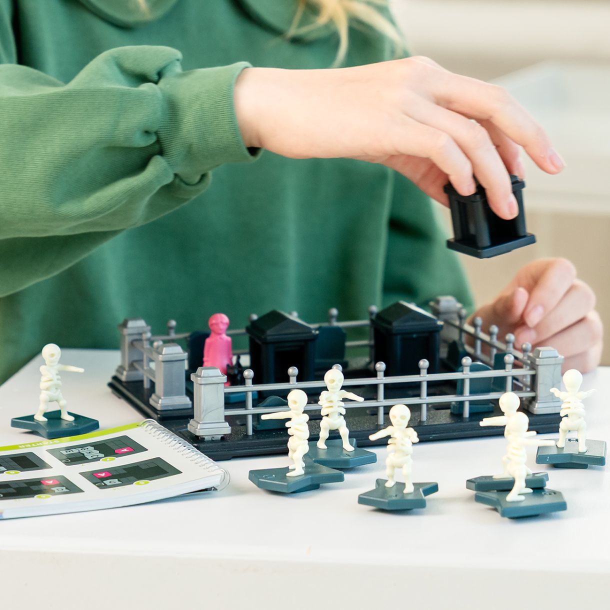 Logic game escape from ghosts
