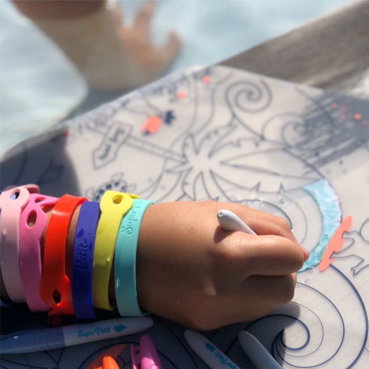 Silicone coloring pad with 5 markers and surf party bracelet
