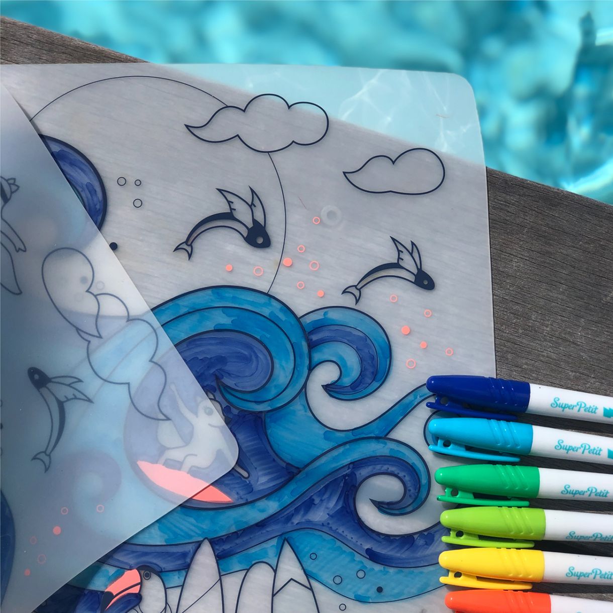 Silicone coloring pad with 5 markers and surf party bracelet