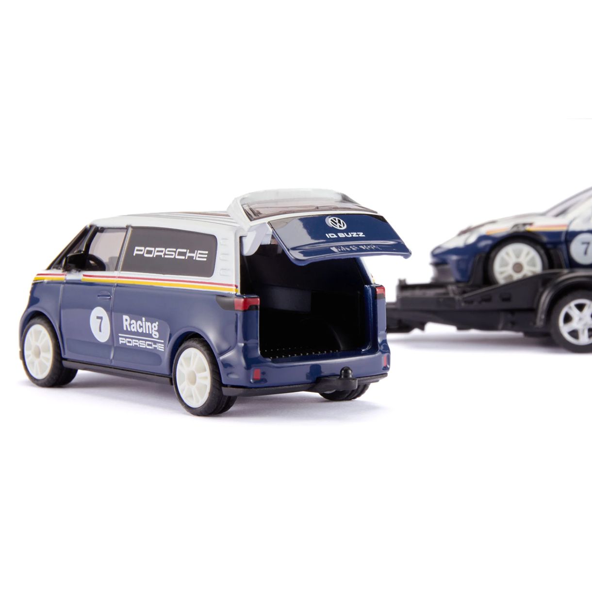 Играчка VW ID. Buzz с ремарке и състезателен автомобил Porsche