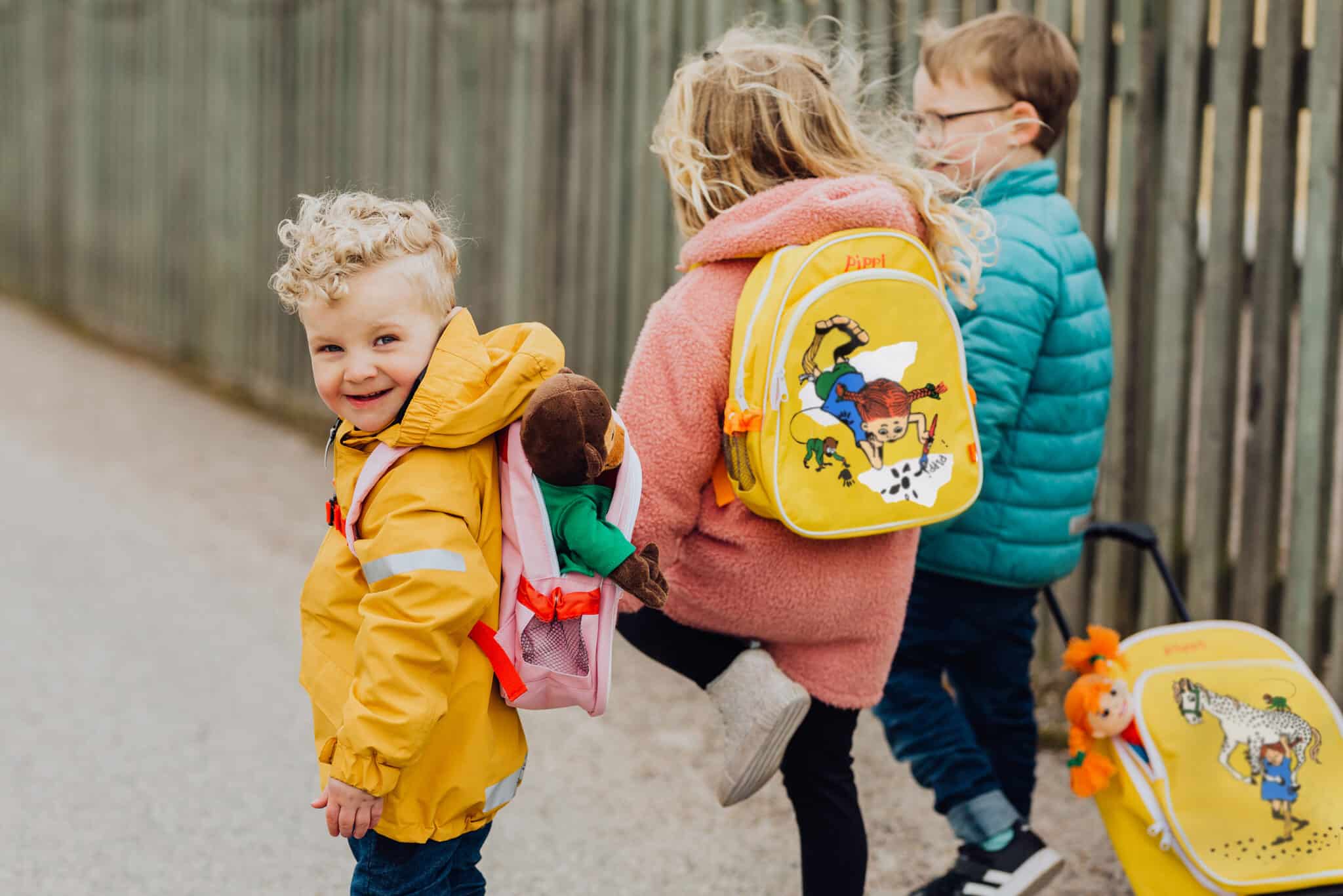 Детска раница на колела Пипи Дългото чорапче и любимия кон жълта