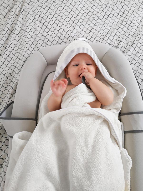 Doomoo Bath cape with teether Dryn Play