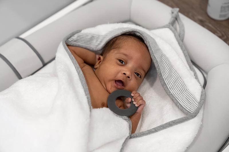 Doomoo Bath cape with teether Dryn Play