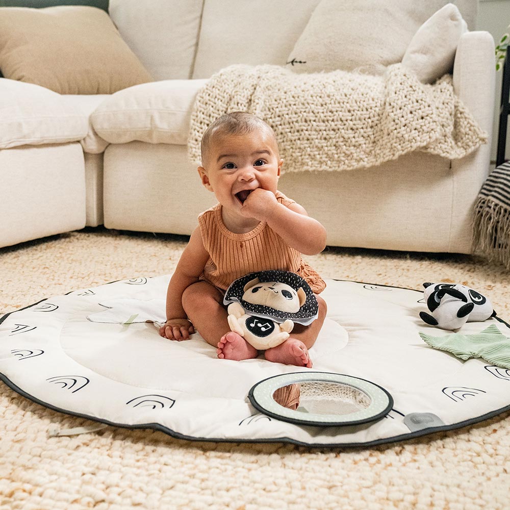 Active gymnastics Tiny Love Luxe Gymini from the Black&White Décor series, with a round rug with a diameter of 92 cm, a wooden arch and a selection of 6 toys, 0m+