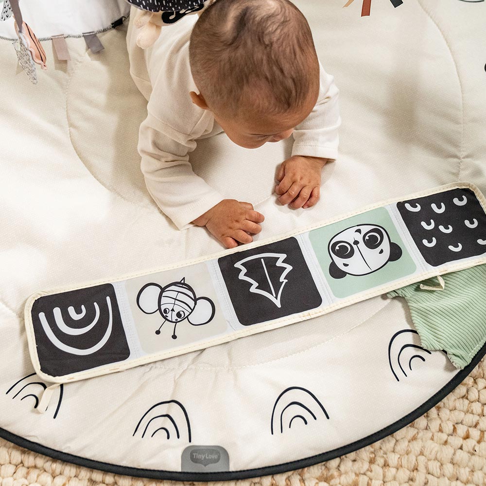 Active gymnastics Tiny Love Luxe Gymini from the Black&White Décor series, with a round rug with a diameter of 92 cm, a wooden arch and a selection of 6 toys, 0m+