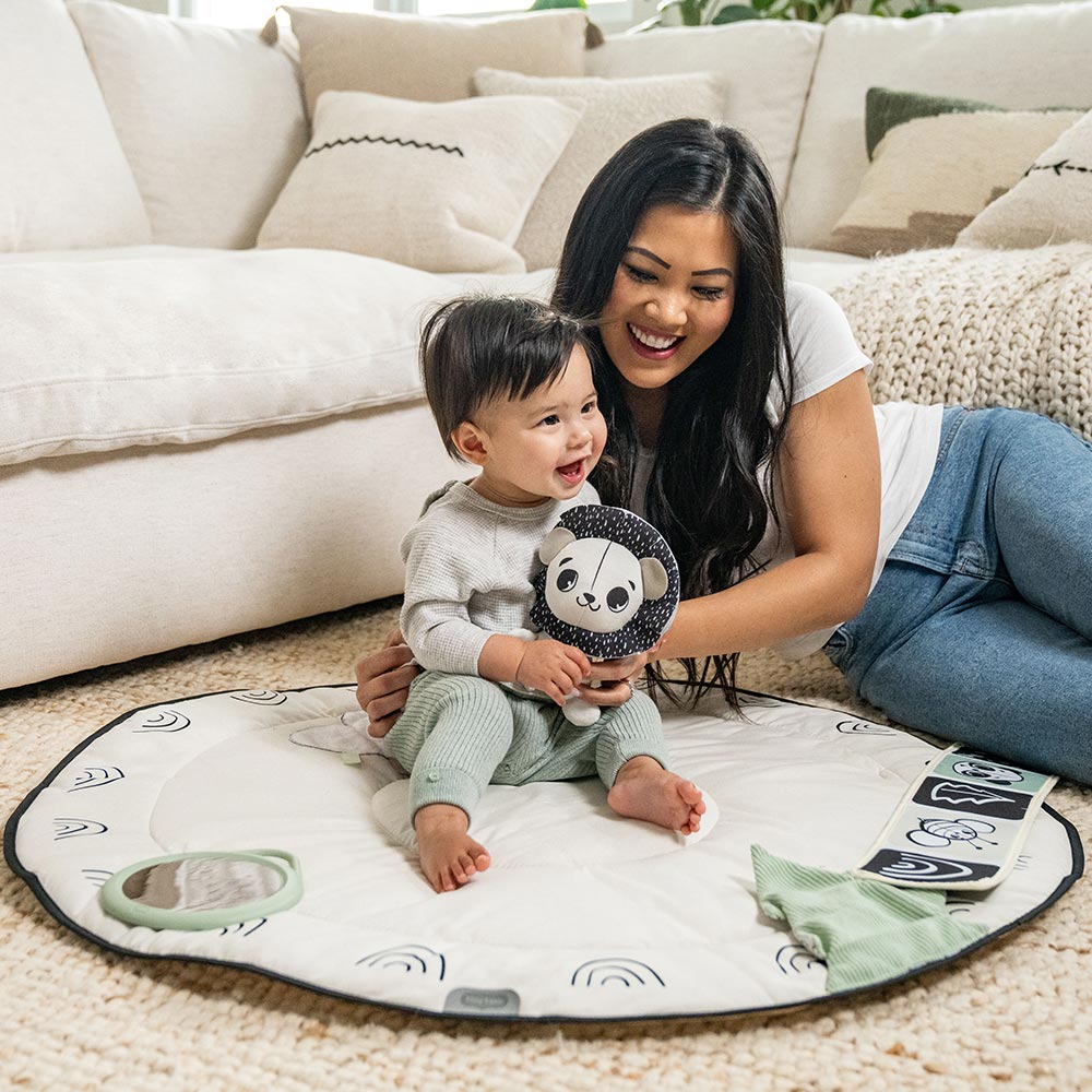 Active Gymnastics Tiny Love Developmental Gymini from the Black&White Décor series with a 90 cm diameter round mat, adjustable arches and a selection of 5 toys, 0m+