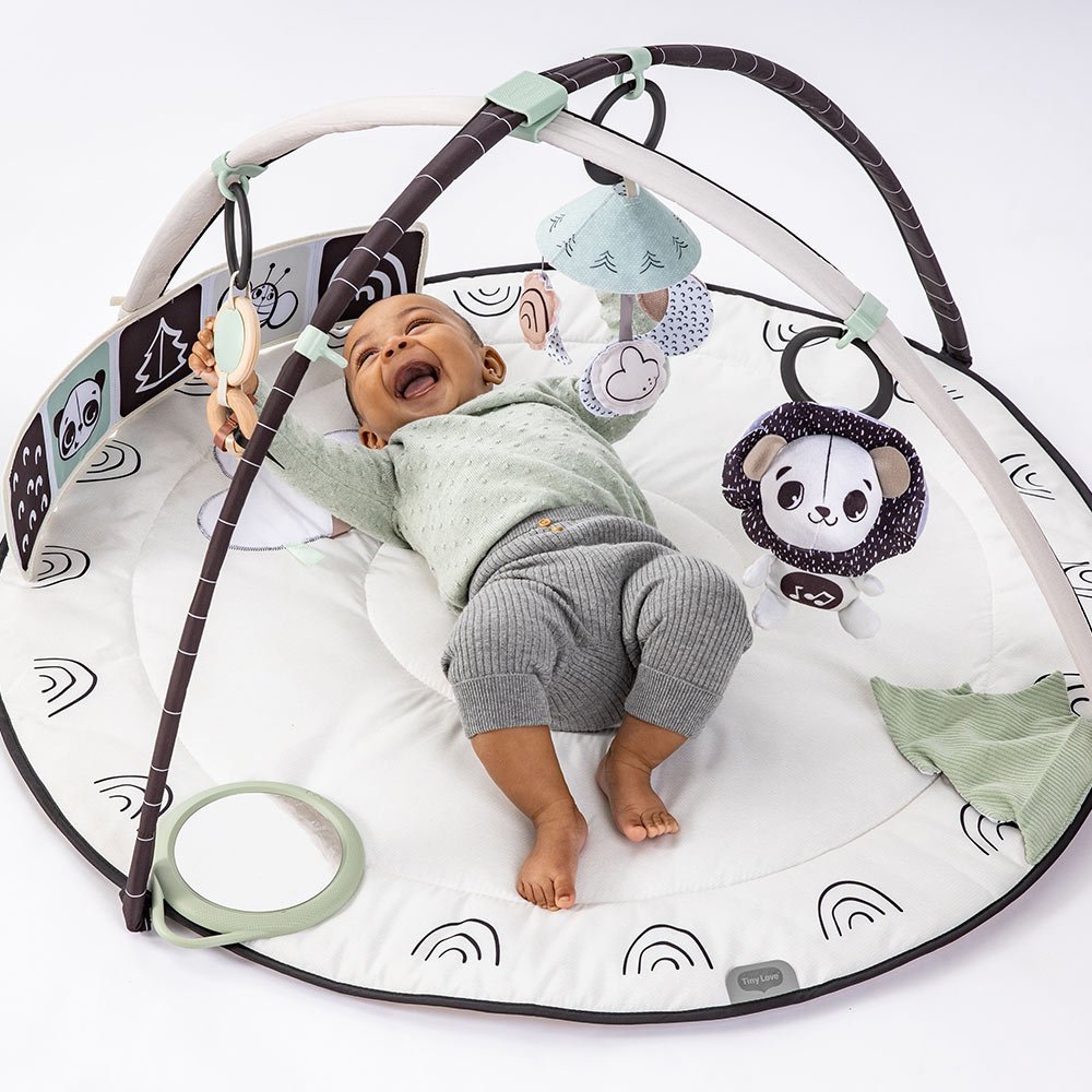 Active Gymnastics Tiny Love Developmental Gymini from the Black&White Décor series with a 90 cm diameter round mat, adjustable arches and a selection of 5 toys, 0m+