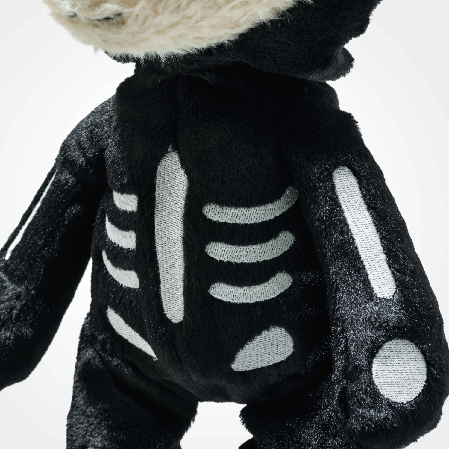Mr Bones Teddy bear Size: 34 cm Class: Friends