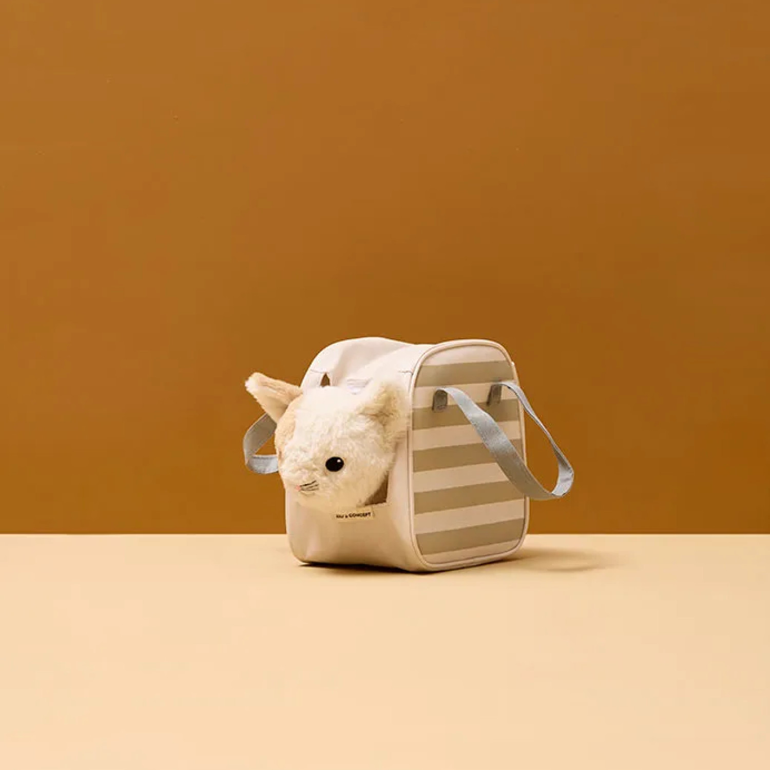 Плюшено коте в чантичка Swedish Design
Възраст: 1+