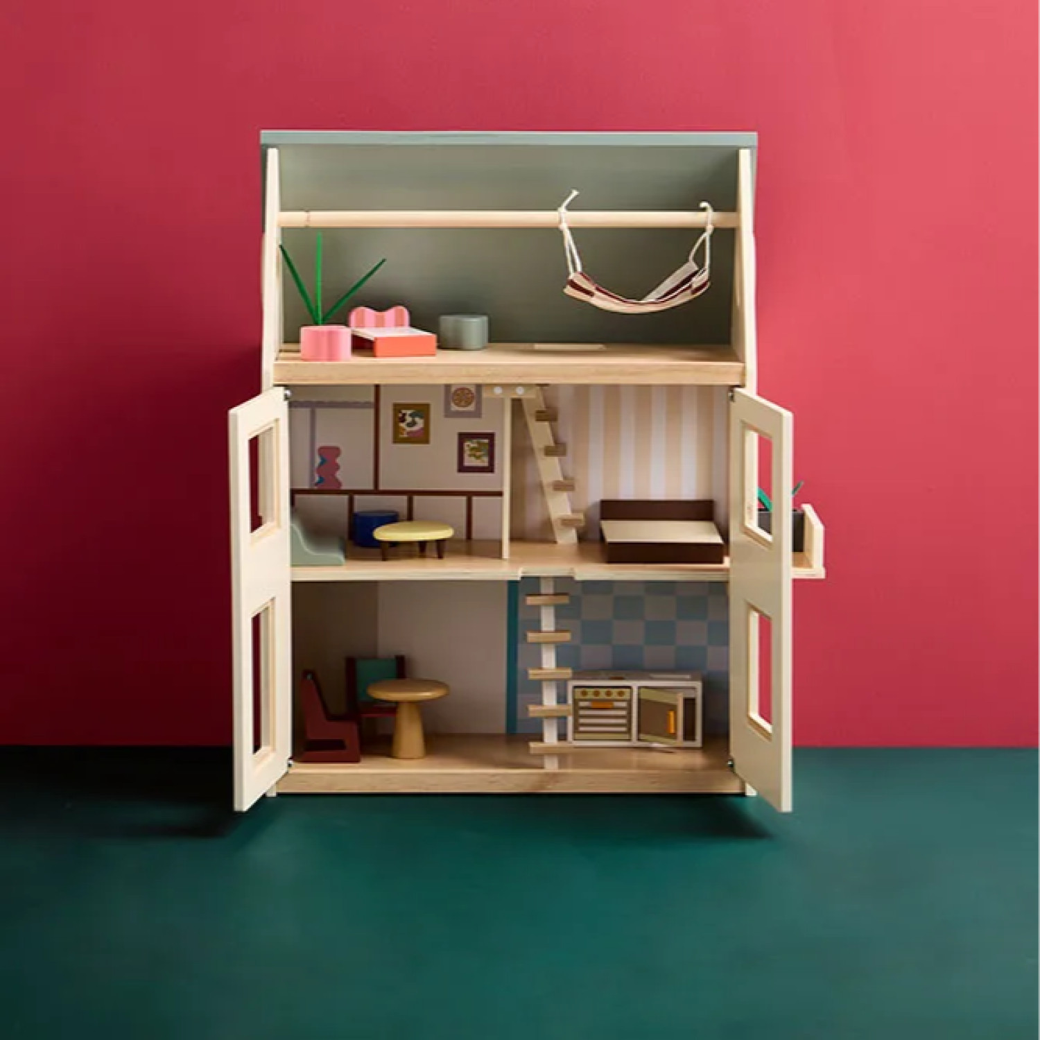 Дървена къща за кукли с мебели Swedish Design
Възраст: 2+
Размер: 45x26x61 см