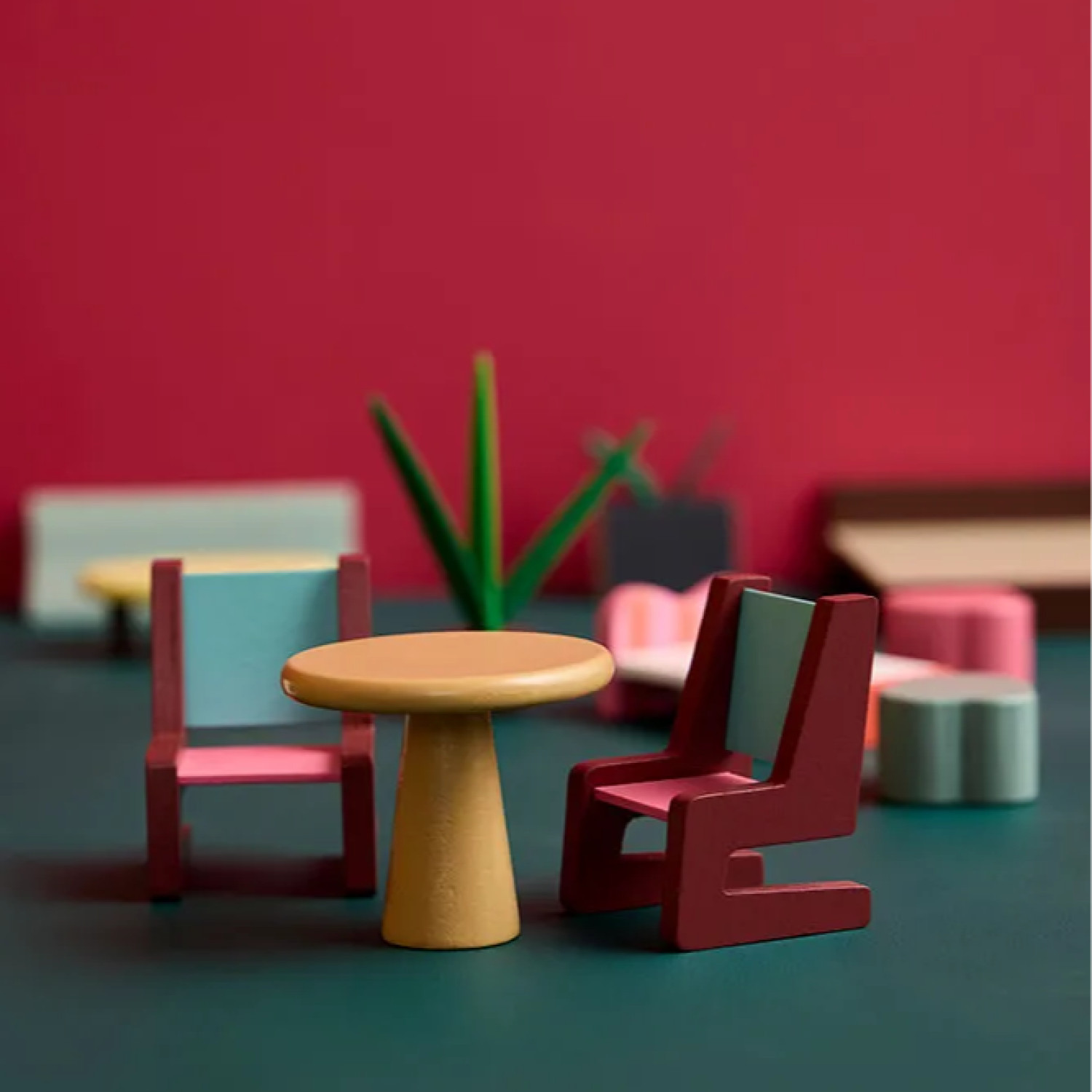 Дървена къща за кукли с мебели Swedish Design
Възраст: 2+
Размер: 45x26x61 см