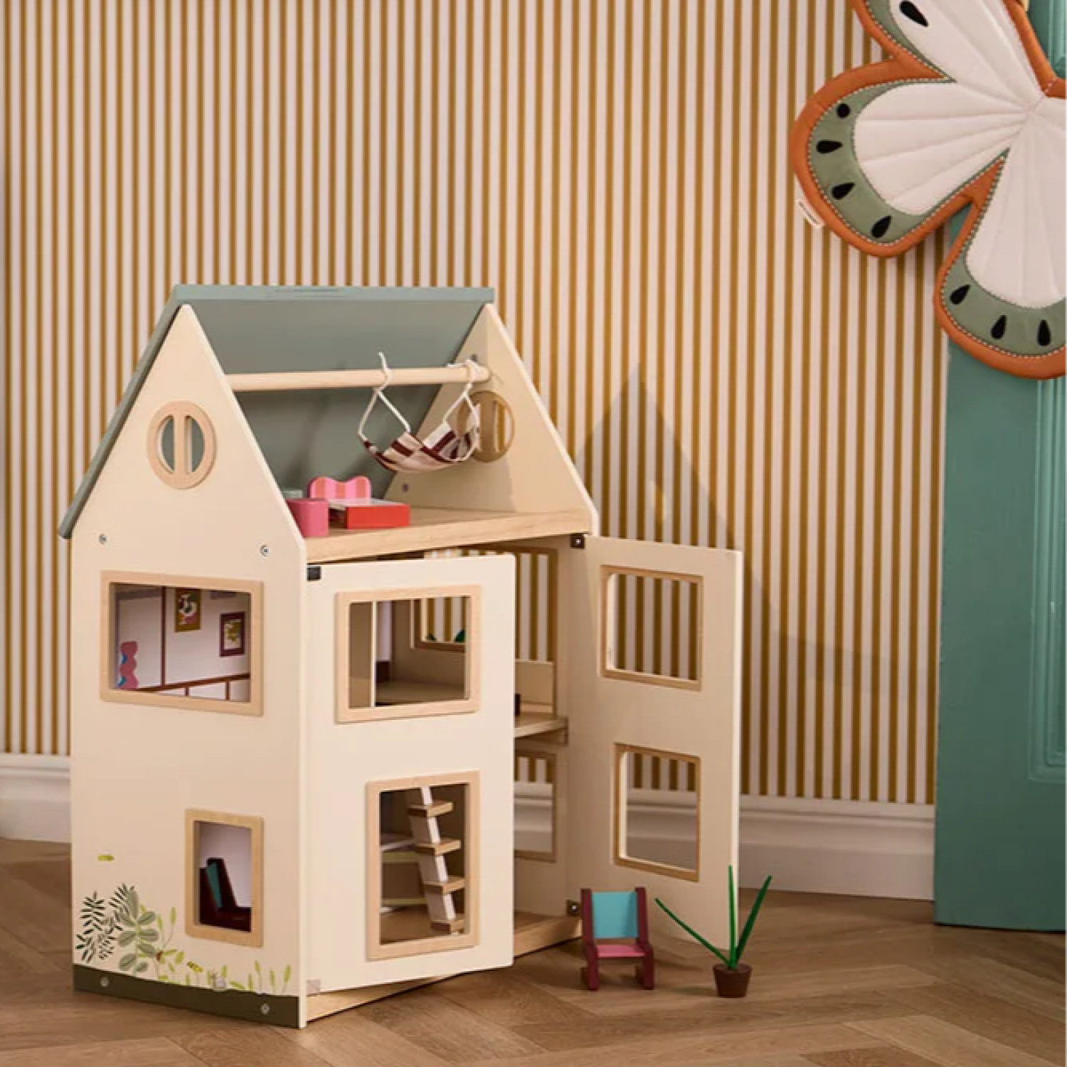 Дървена къща за кукли с мебели Swedish Design
Възраст: 2+
Размер: 45x26x61 см