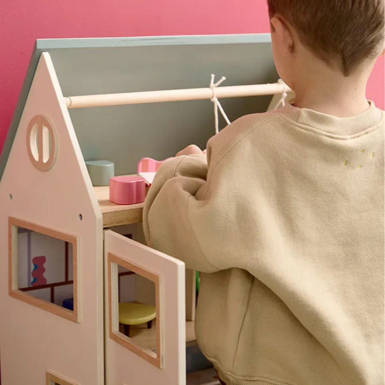 Дървена къща за кукли с мебели Swedish Design
Възраст: 2+
Размер: 45x26x61 см