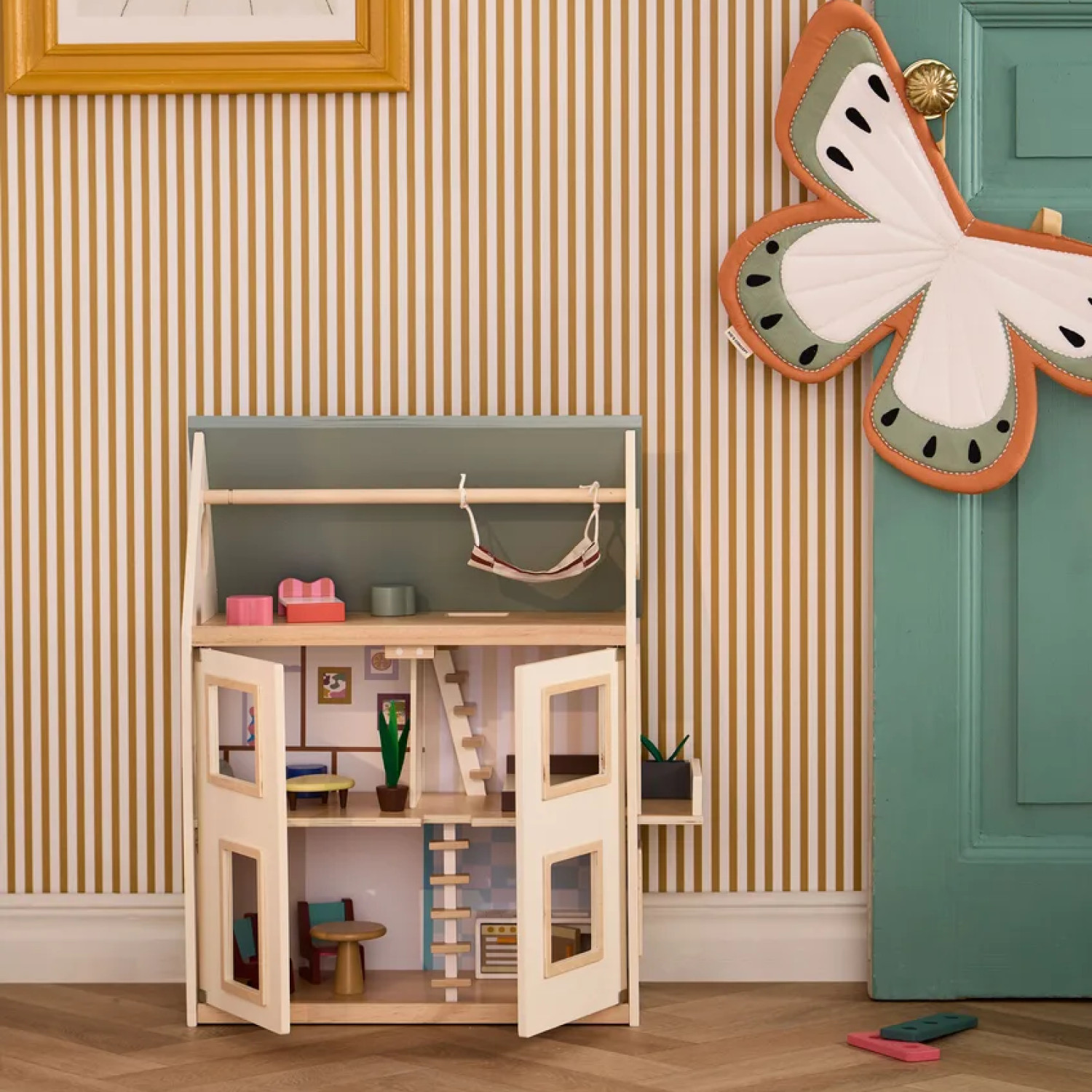 Дървена къща за кукли с мебели Swedish Design
Възраст: 2+
Размер: 45x26x61 см